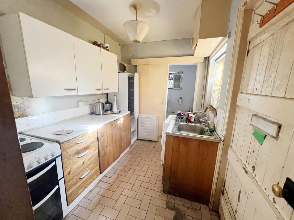 Lot: 94 - THREE-BEDROOM END-TERRACE HOUSE FOR IMPROVEMENT - Kitchen